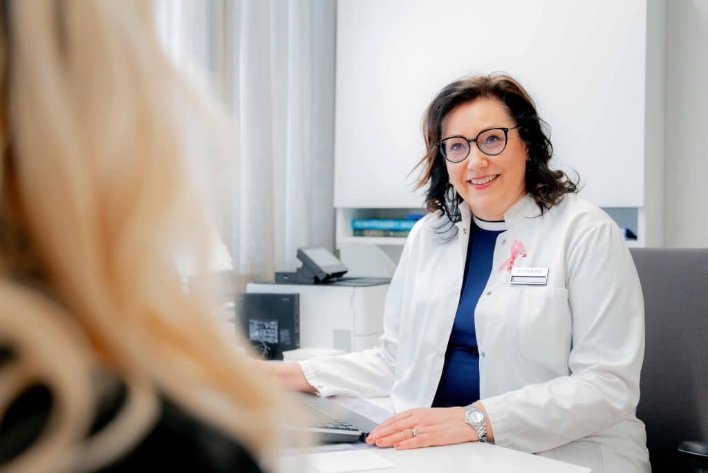 Terapeutti kuuntelee potilasta luottamuksellisessa keskustelussa Lääkärikeskus Gynekossa Oulussa seksuaaliterapian vastaanotolla.