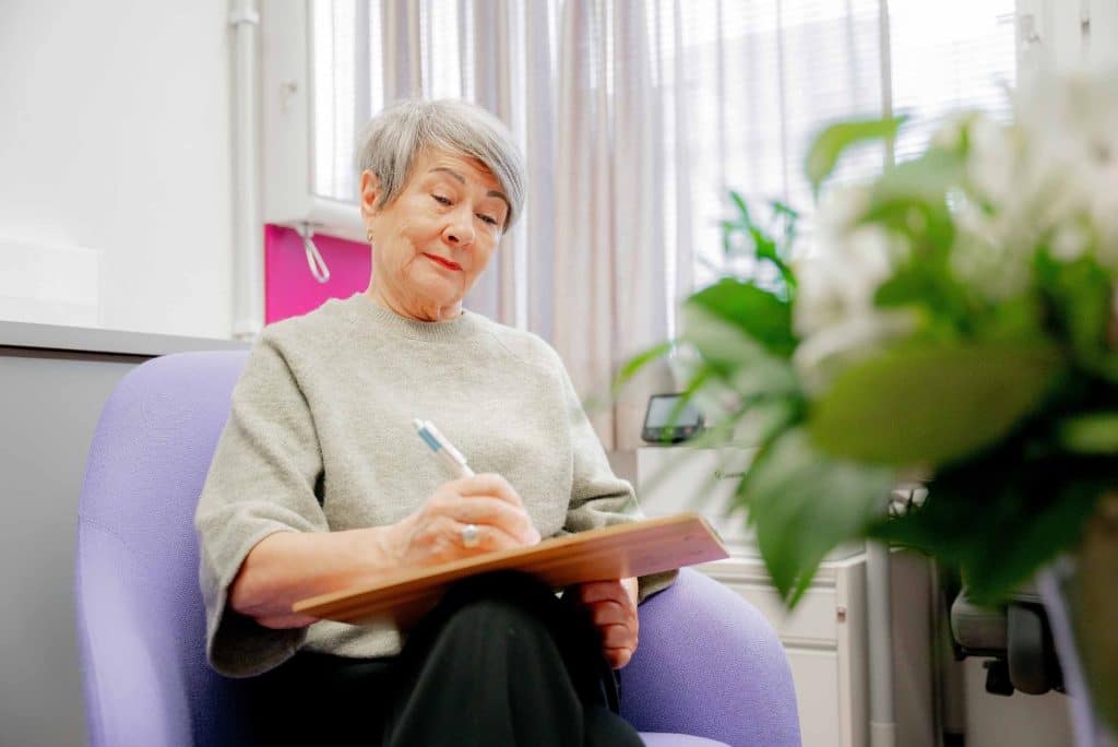 Terapeutti tekee muistiinpanoja raskausajan terapiapalveluissa Gynekolla Oulussa.
