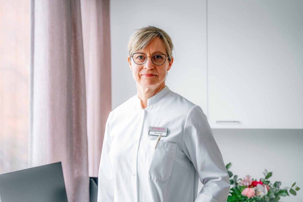 Gynekologi vastaanotolla Lääkärikeskus Gynekossa Oulussa tukemassa odottavaa äitiä raskauden seurannan eri vaiheissa.