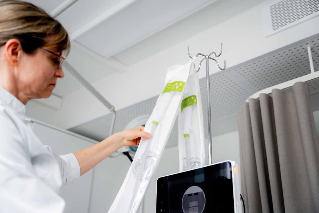 Lääkäri valmistautuu toimenpiteeseen Lääkärikeskus Gynekossa Oulussa ottamalla käyttöön steriilejä välineitä vastaanottohuoneessa.