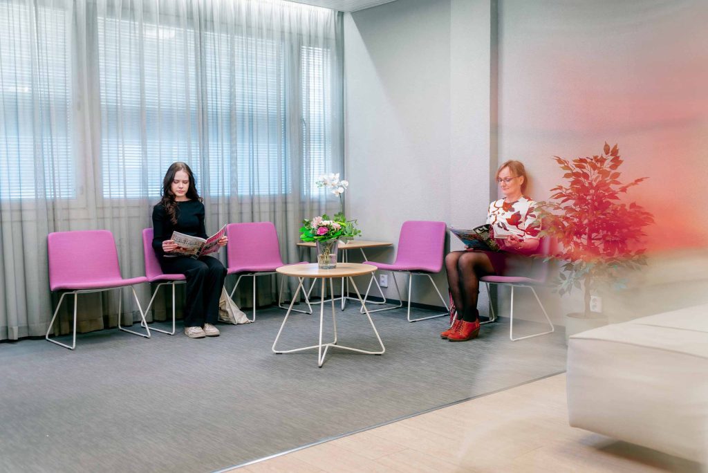 Asiakkaita odotustilassa Lääkärikeskus Gynekossa Oulussa viihtyisässä ja rauhallisessa ympäristössä.