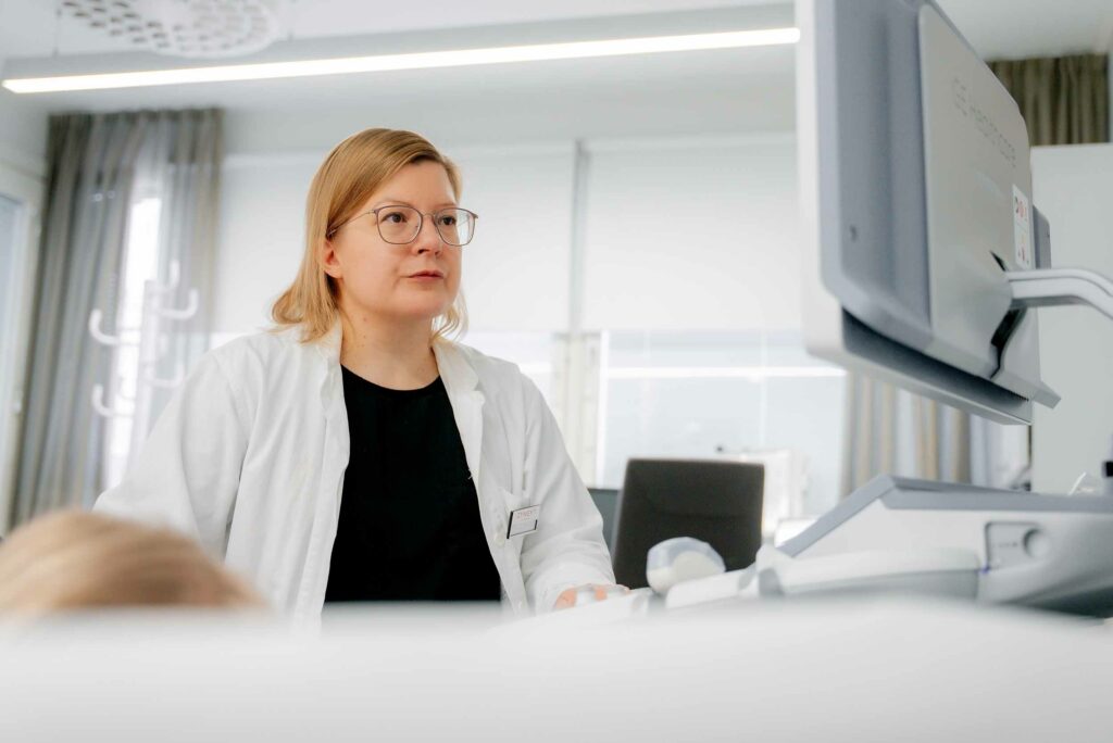 Gynekologi tekemässä äitiysneuvolan ultraäänitutkimusta Oulussa